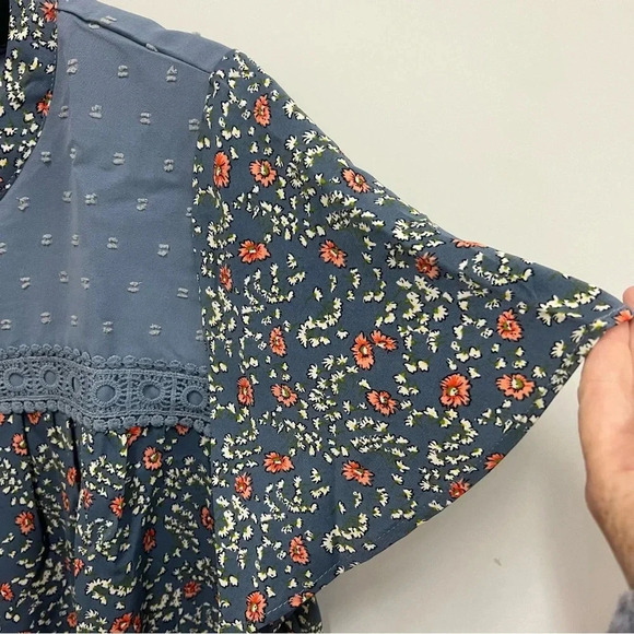 BLOOMCHIC Short Flutter Sleeve Blur Floral with Eyelet Detail Blouse size 10 - Picture 6 of 8